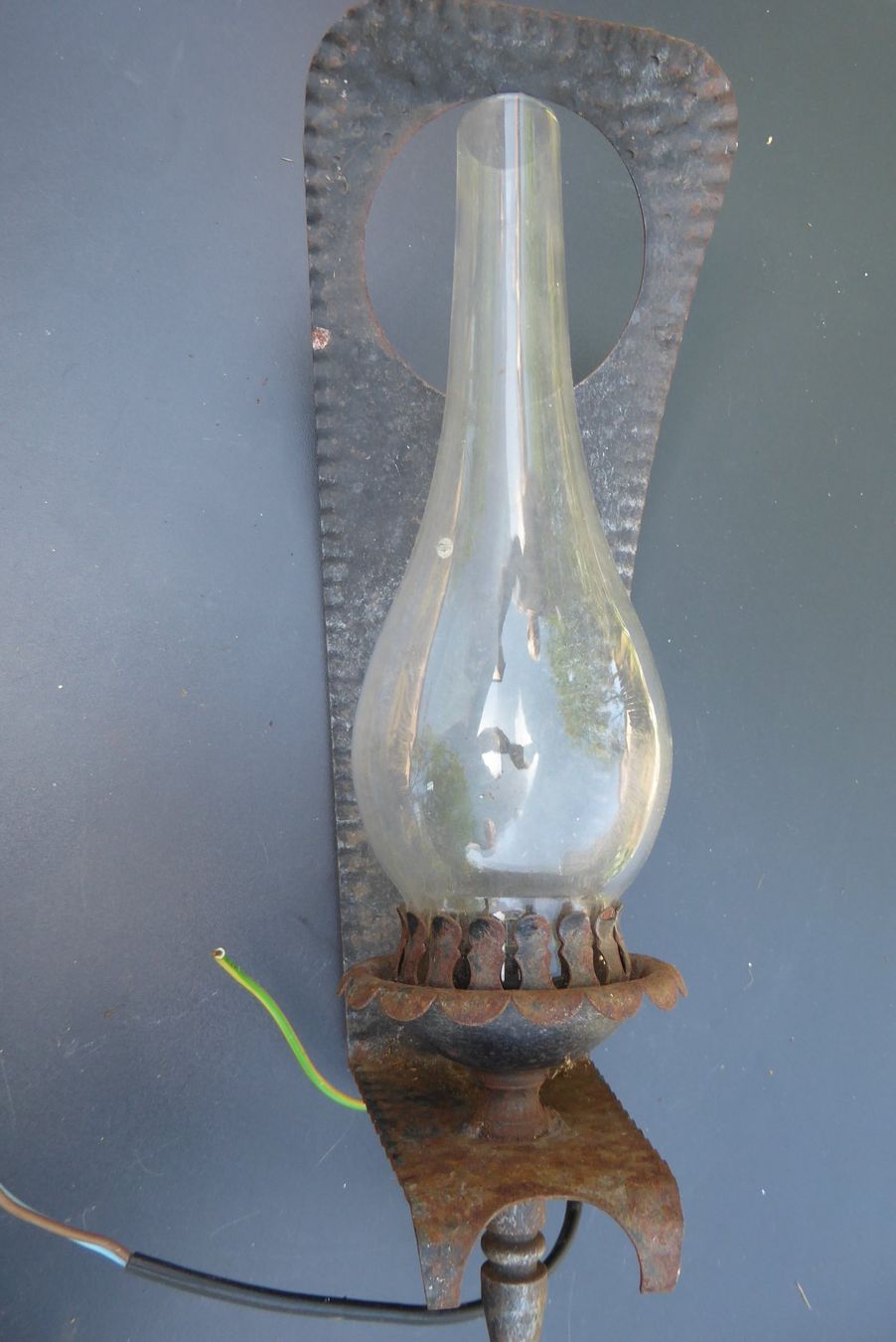 Lampade: Antike Wandlampe mit Glas elektrisch – Usato da Sargans venduto da Benziner