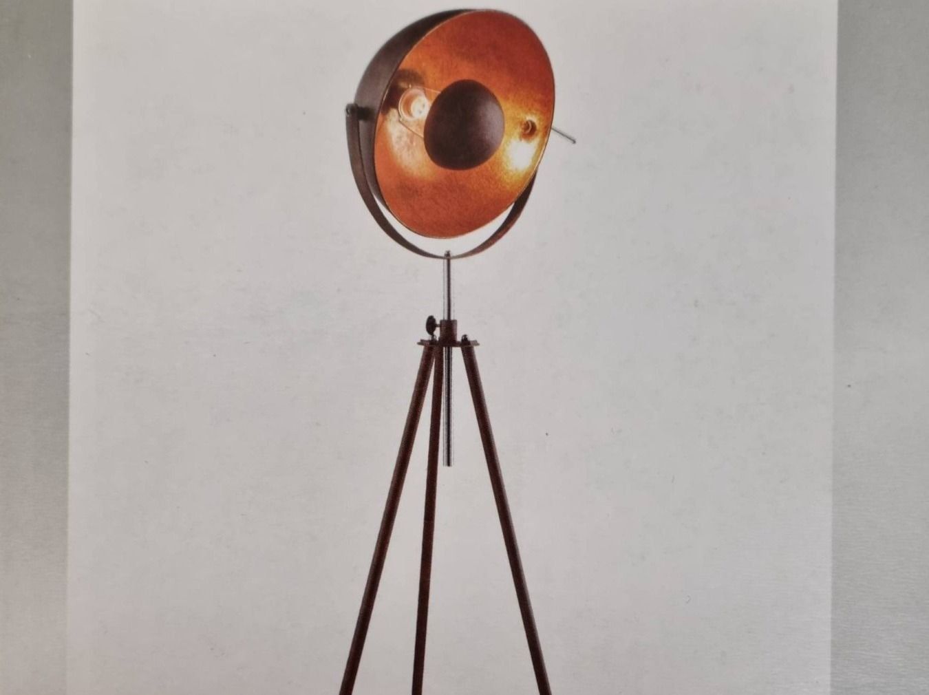 Lampade: STEHLAMPE GLOBO DREIBEINE – Nuovo e nell'imballaggio originale da Lachen SZ venduto da ANDDUS-MASSLIGHT