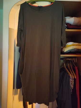 Khakifarbenes Kleid