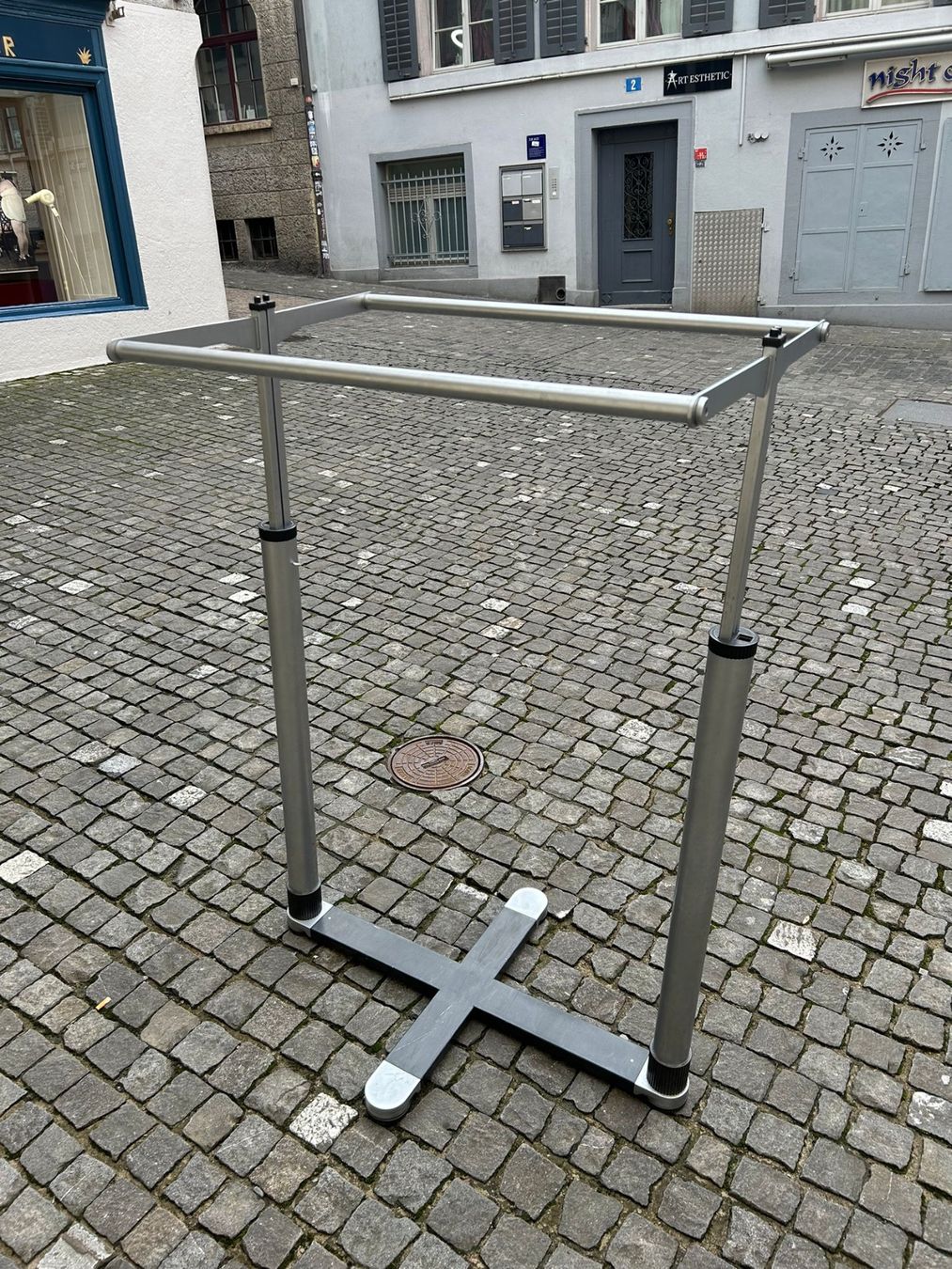 Sonstige Dekorationen & Accessoires: 1 x Doppel-Ständer für Textilen – Gebraucht aus Zürich von LIQUIDATOR.CP 2