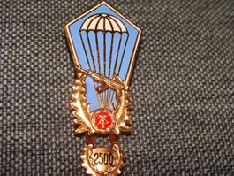 1 insigne de parachutiste de la RDA (2500 ème sauts)