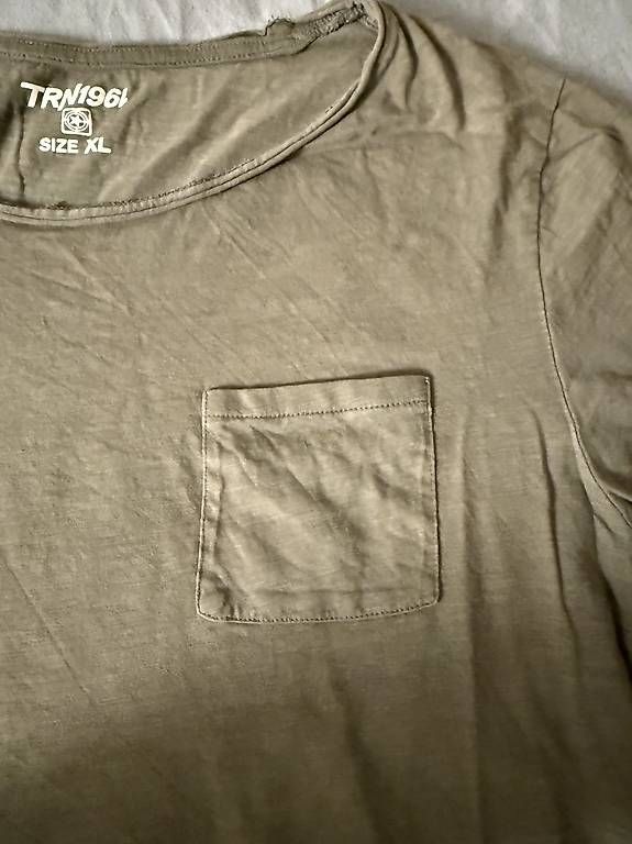 T-Shirts: Olivgrünes T-Shirt mit Brusttasche  – Gebraucht aus Wädenswil von dom_pz5d 3