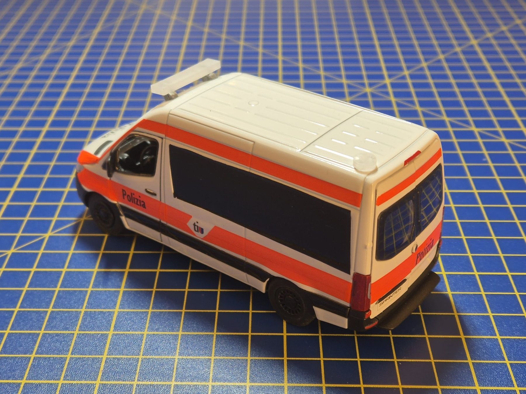 Mercedes-Benz Modellautos: Mercedes Sprinter Kantonspolizei Tessin 1:43 – Gebraucht aus Lachen SZ von myr_qk5y 1