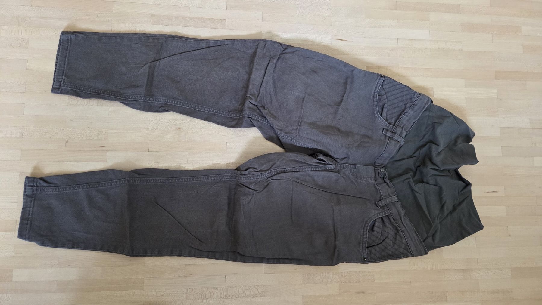 H&M Pantaloni: Schwangerschaftshosen H&M – Usato da St. Gallen venduto da nasi-goreng 1