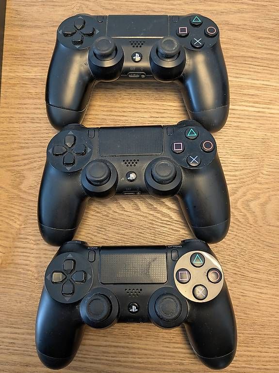 Console: Playstation 4 mit 3 Controller & Horizon Forbidden West – Usato da Zürich venduto da Rudie01 2