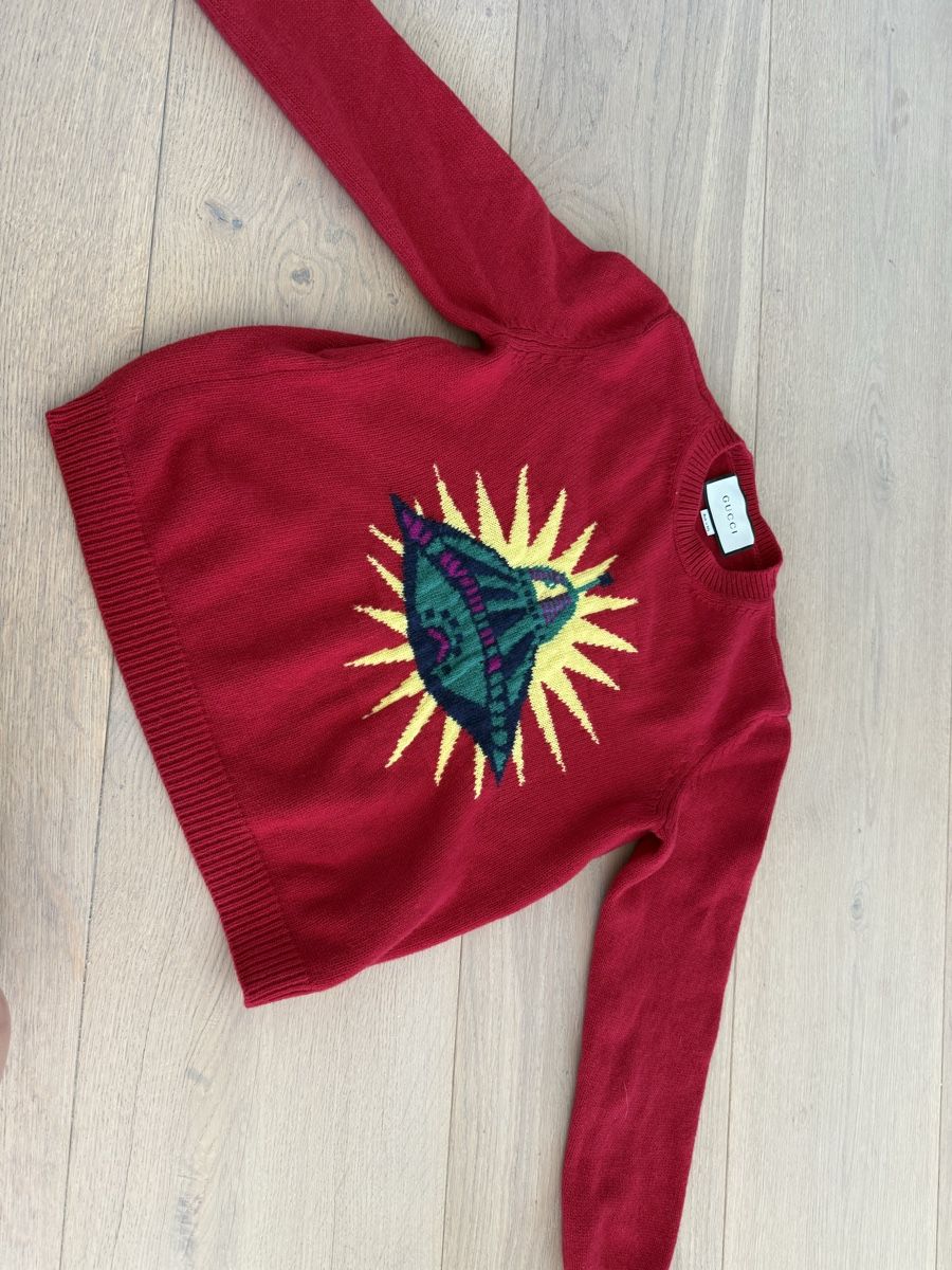 Gucci Maglioni & Felpe: Gucci Pullover, rot mit UFO Print, Grösse M, Top Zustand – Nuovo (secondo la descrizione) da Meilen venduto da Dievondort
