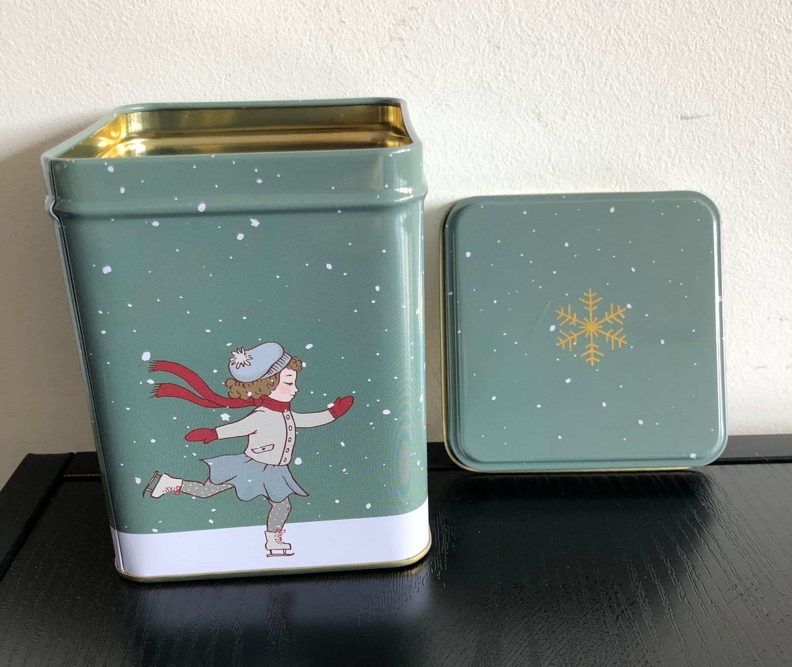 Altro in Decorazioni & Accessori: Kleine Guetzli-Blechdose ca. 8.5x8.5x11 – Usato da Pfäffikon SZ venduto da anshaV