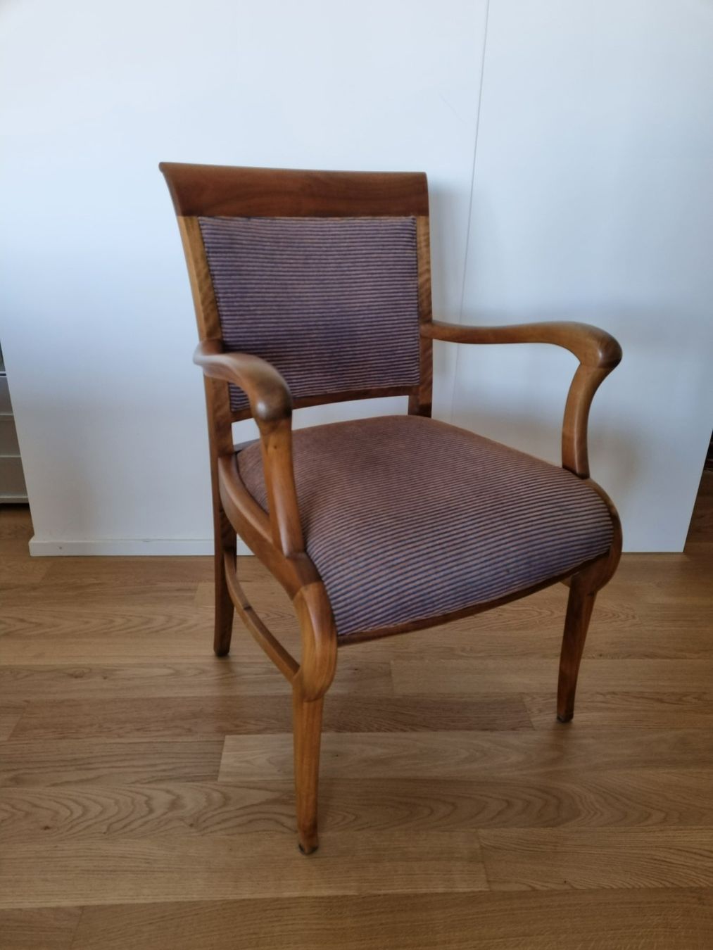 Sessel: Sessel alt aus Nussbaumholz – Gebraucht aus Zürich von hem570