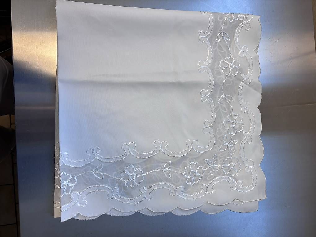 Altra biancheria da tavola: Tischdecke mit Stickmuster – Usato da Appenzell Eggerstanden venduto da fab_jqr6