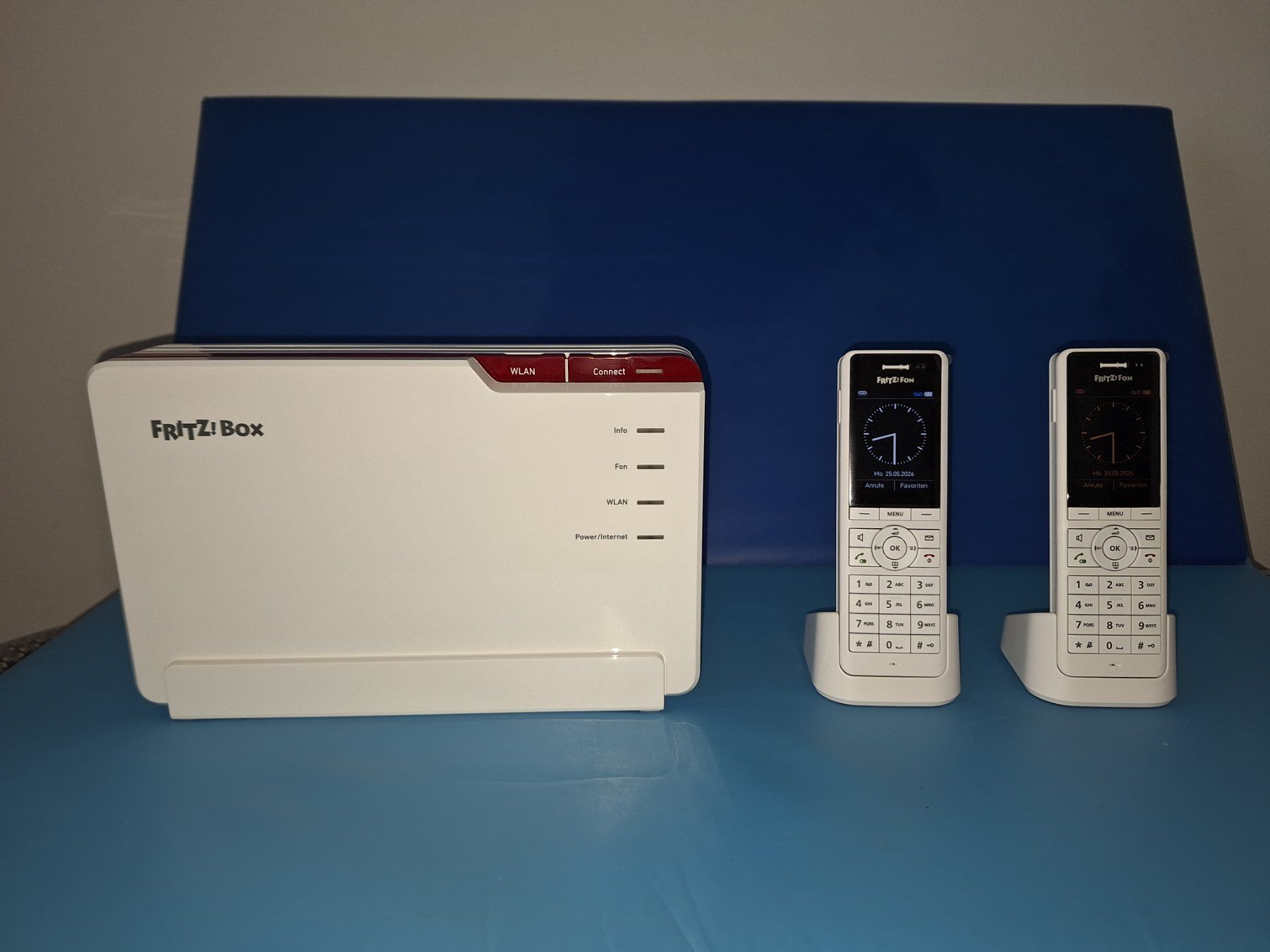 Fritz Modem & Router: Super Router mit 2 DECT Schnurlos-Telefonen – Nuovo (secondo la descrizione) da Cham venduto da HalgM