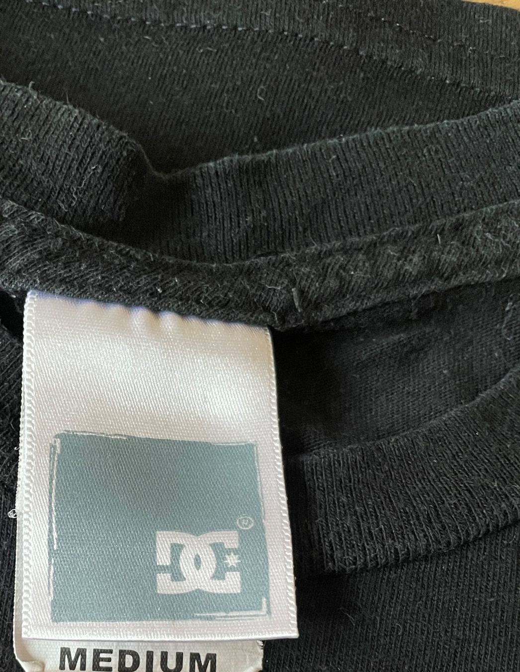 DC shoes Blusen, T-Shirts & Tops: Zwei Shirts von DCshoeCoUSA, Grösse M – Neu (gemäss Beschreibung) aus Chur von adien 7
