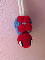 Amigurumi Spider-Man hängend 11cm