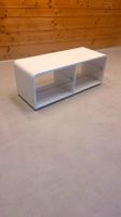 Design Lowboard auf Rollen in weiss mit Glasablage