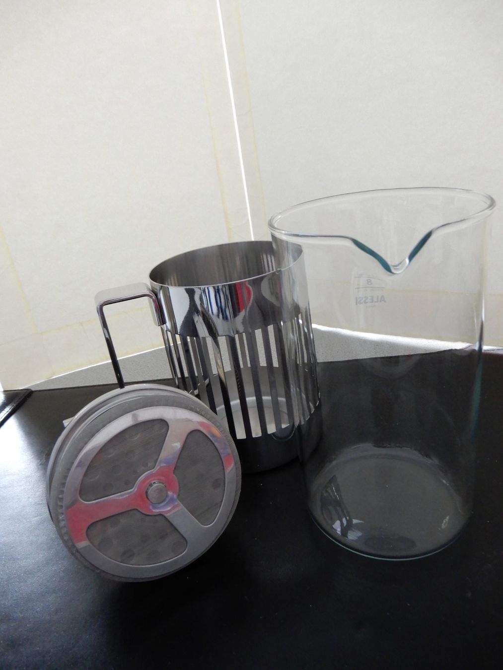 Alessi Macchine per caffè & Macchine per espresso: Alessi Kaffeeset/Pressfilter 0,72L , 4 Kaffeegläser + Teller – Usato da Burgdorf venduto da Liss 2