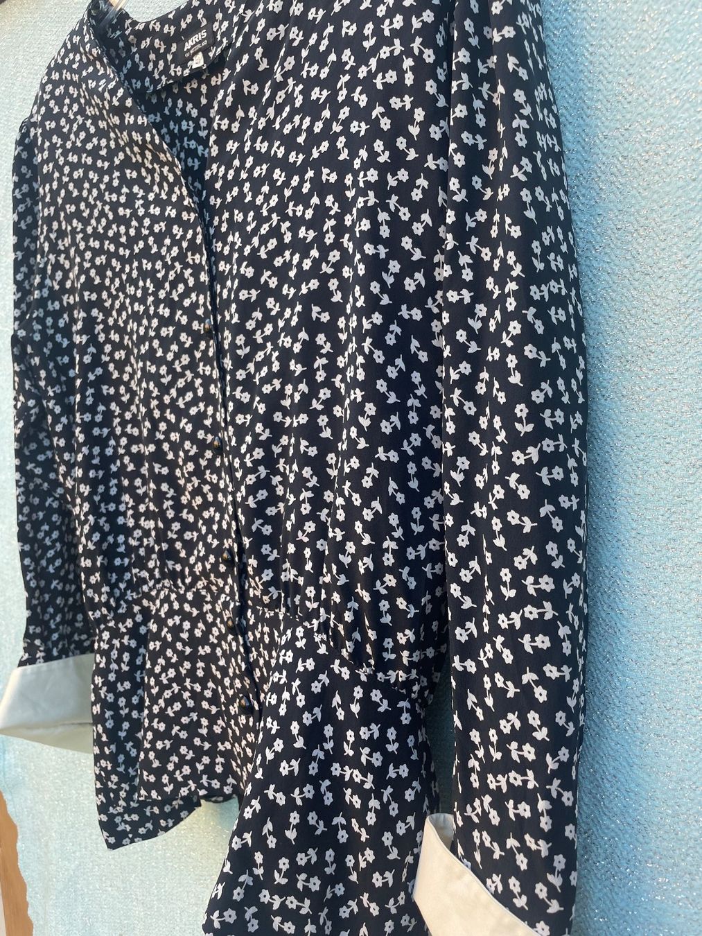 Akris Chemisiers: Schwarze AKRIS Bluse mit Blumenmuster Gr. 38 – D'occasion à Frasnacht par GracyStore 1