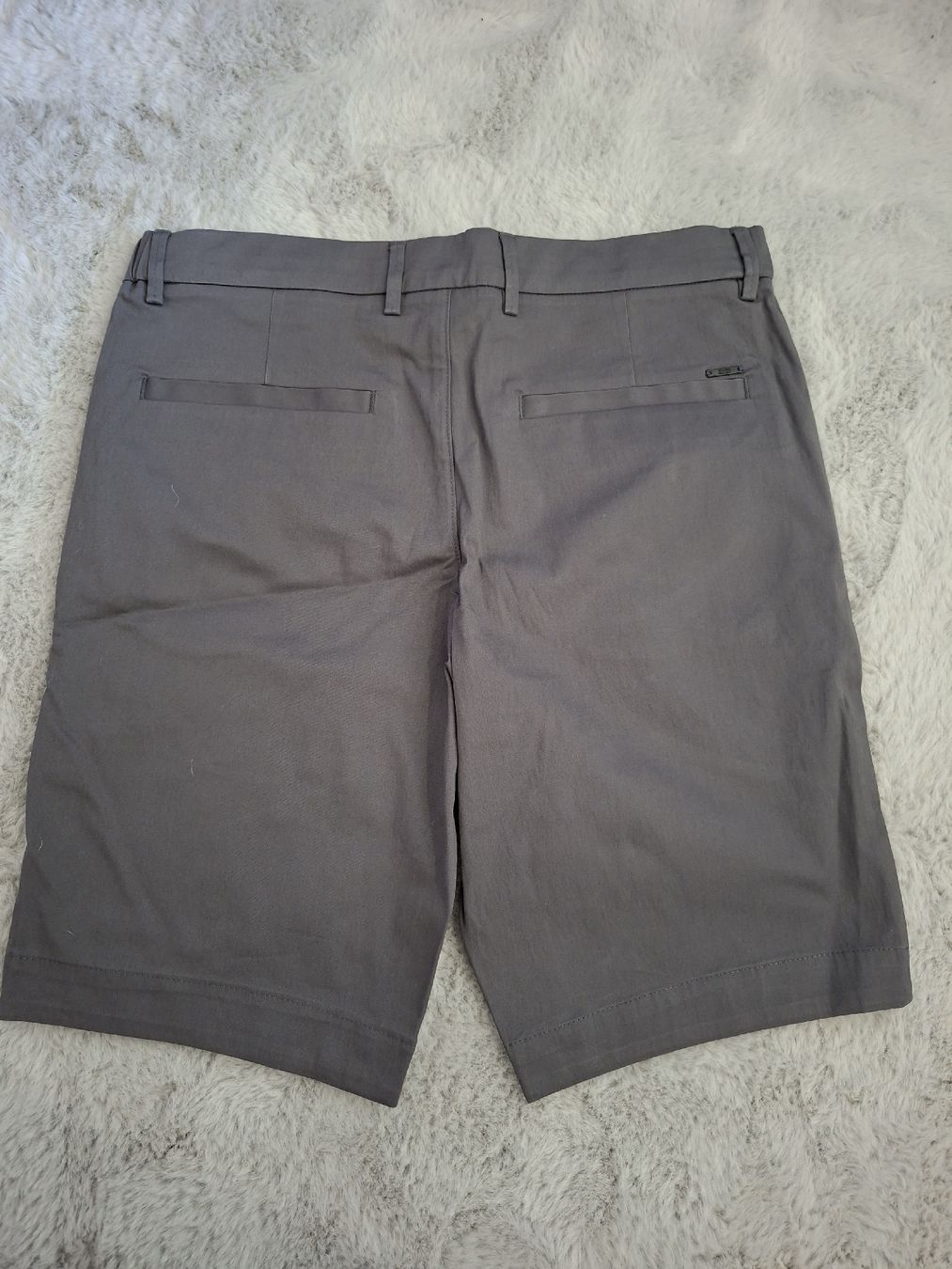 Hugo Boss Pantaloni: Shorts BOSS Homme gris   – Usato da Renens VD venduto da ser_j2fn 4