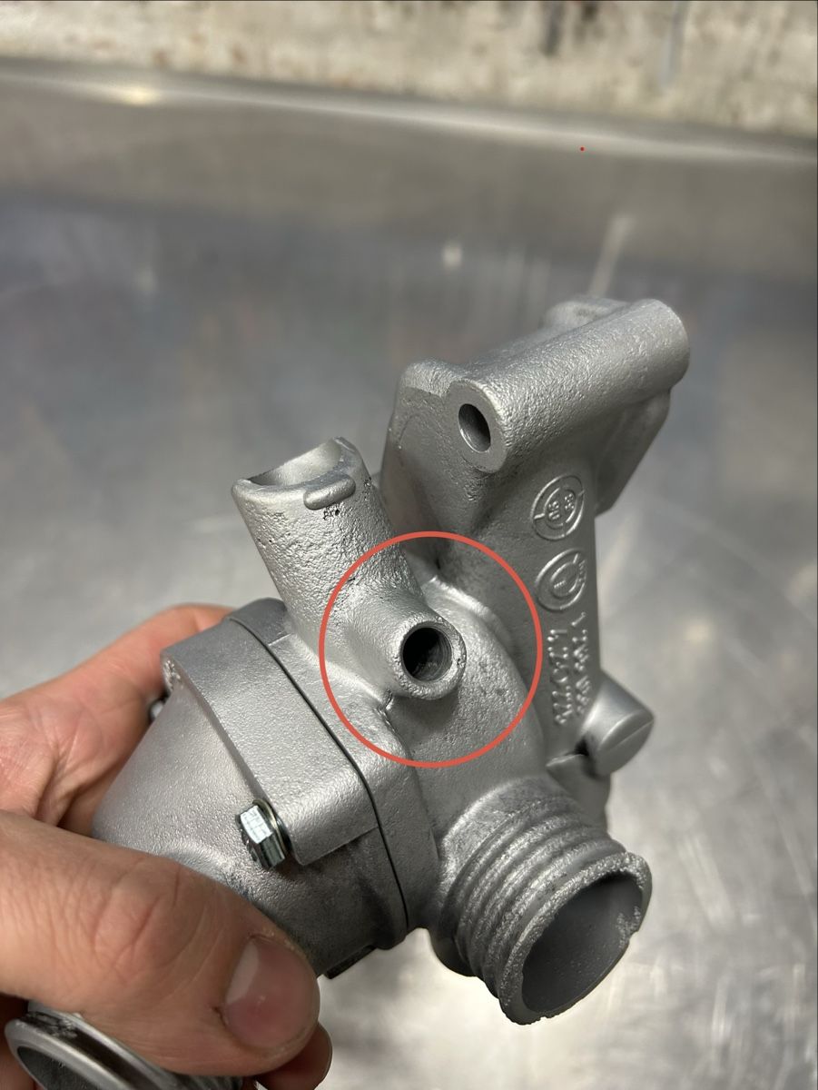BMW Tutti pezzi di ricambio auto: BMW e30 M20b25 Thermostatgehäuse – Usato da Nürensdorf venduto da renato92 6