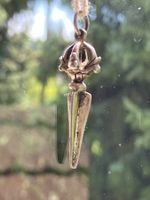 Silberner Schutzanhänger – Ritual-Amulett mit Vajra/Dolche