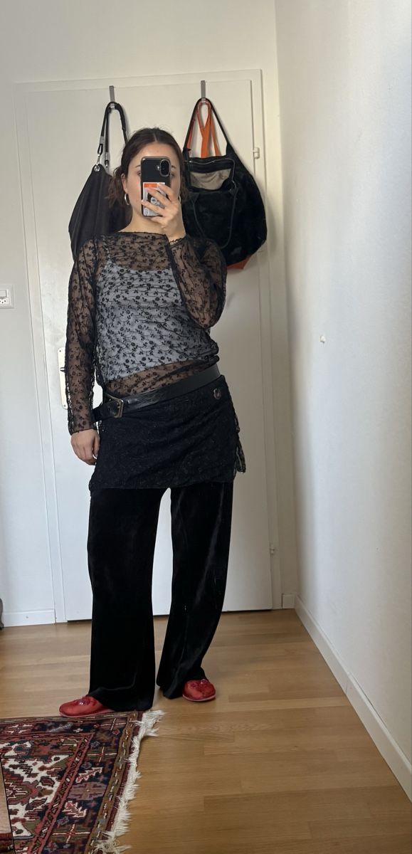 Vestiti: lace top/dress – Usato da Luzern venduto da cedrineeeez