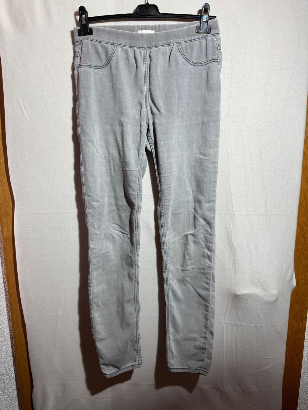 H&M Jeans: Hellgraue Jeans mit Gummizug von H&M Gr. 38 – Usato da Grosswangen venduto da SALE_SALE_SALE