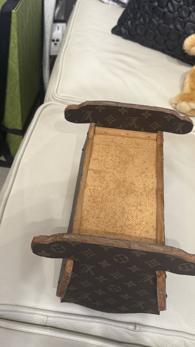 Betten: Louis Vuitton Puppe Bett  – Gebraucht aus Lachen SZ von HelvetiaLuxury 2