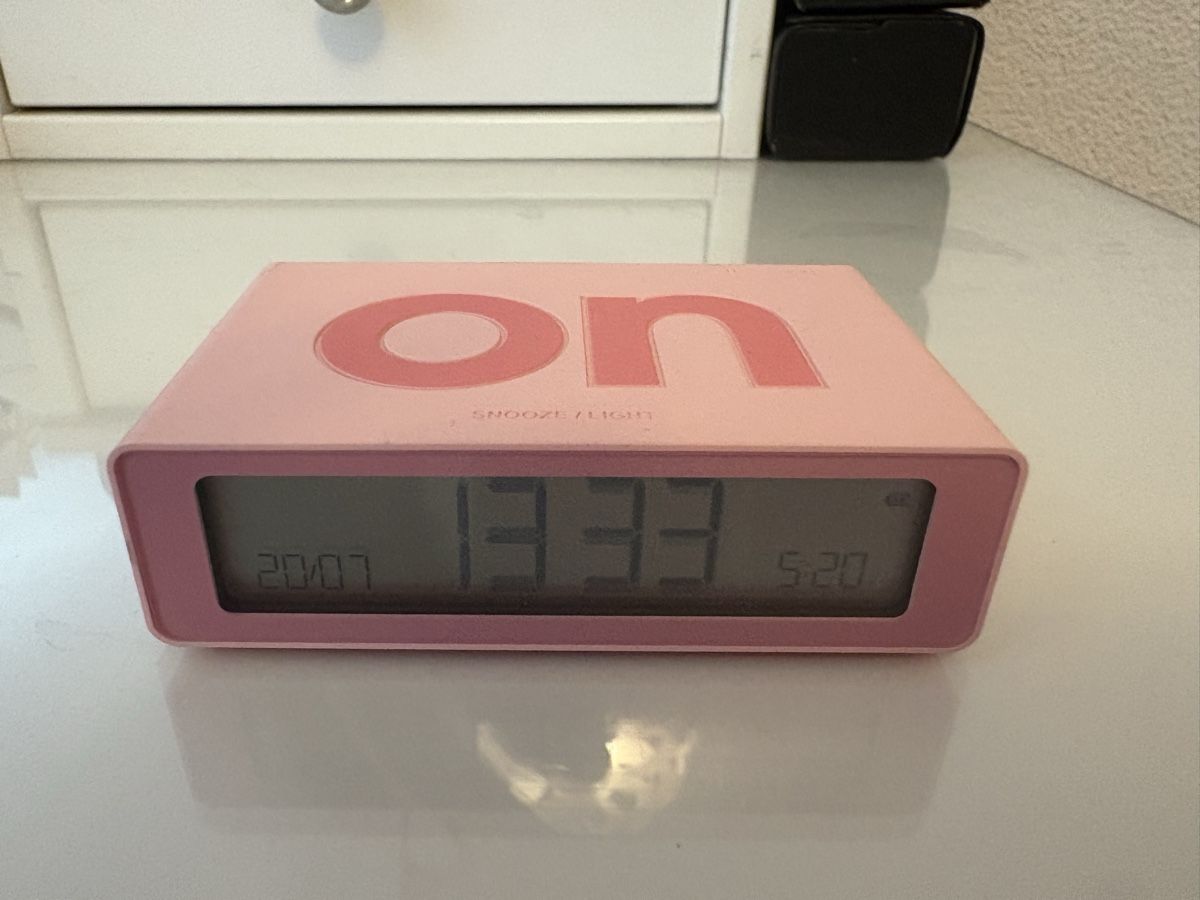Sveglie: Kleiner rosa digital Wecker  – Nuovo e nell'imballaggio originale da Biel/Bienne venduto da tat_n5fw 1