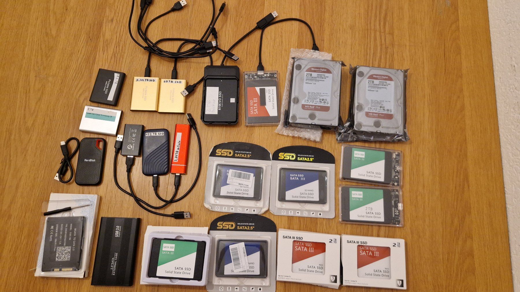 Dischi rigidi: Large Storage Lot (SSDs, HDDs, Cases & Cables) – Usato da Delémont venduto da aliGorithm 2