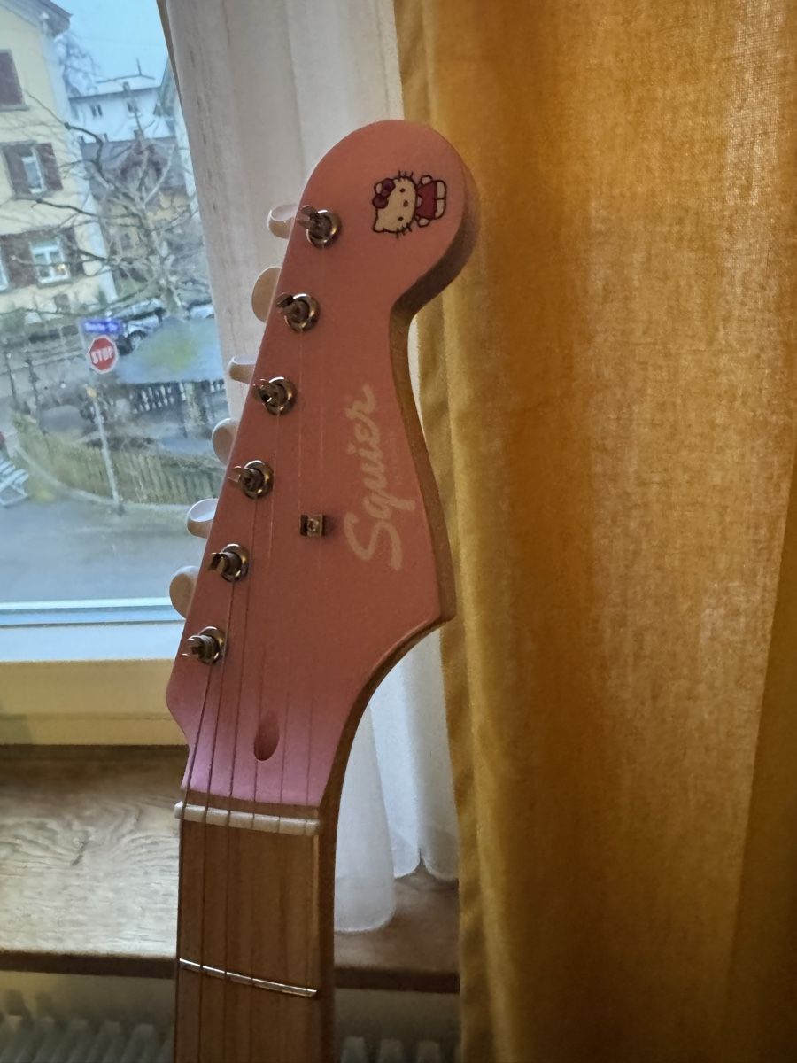 Squier Musikinstrumente: Squier by Fender Hello Kitty Limited Edition – Neu und originalverpackt aus Winterthur von Nino.Joel 2