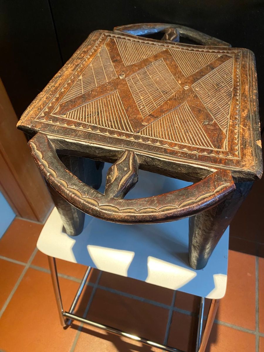 Sgabelli: Afrikanischer Vierbeiniger Nupe-Hocker – Usato da Mühlethurnen venduto da Dewayne123 2