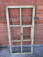 Holzfenster alt mit schönen Beschlägen.