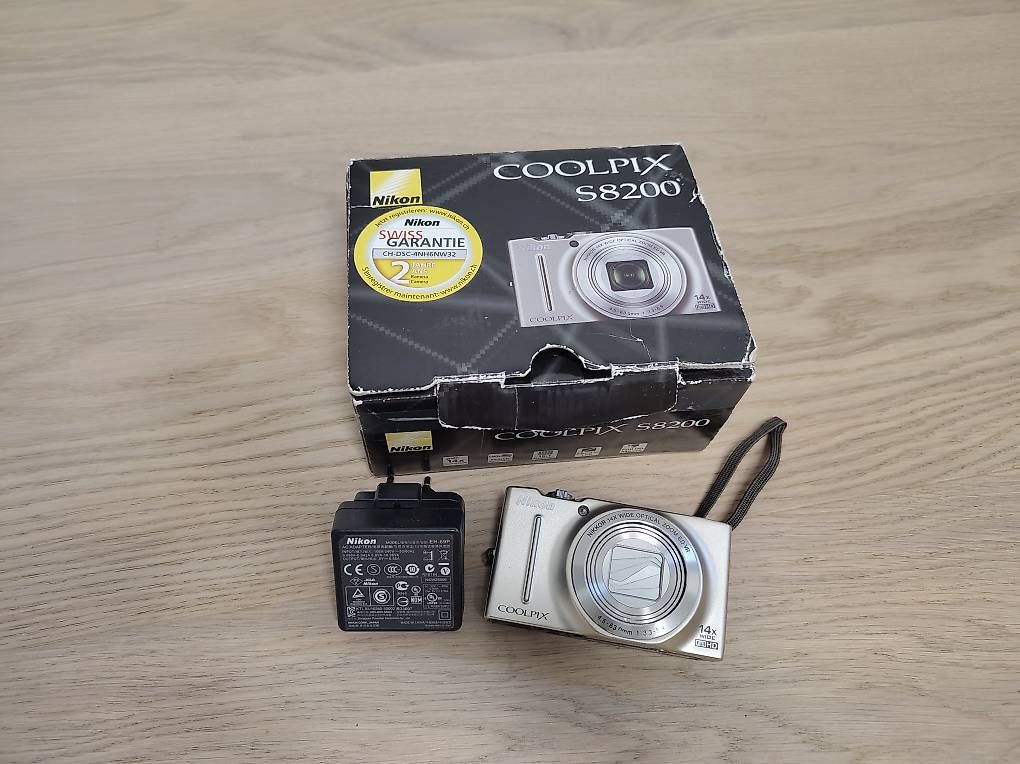 Nikon Kamera: Nikon COOLPIX S8200 Kamera silber – Gebraucht aus Zürich von Unterstop