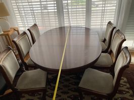Tisch braun rund/oval verlängerbar mit 6 Polsterstühlen