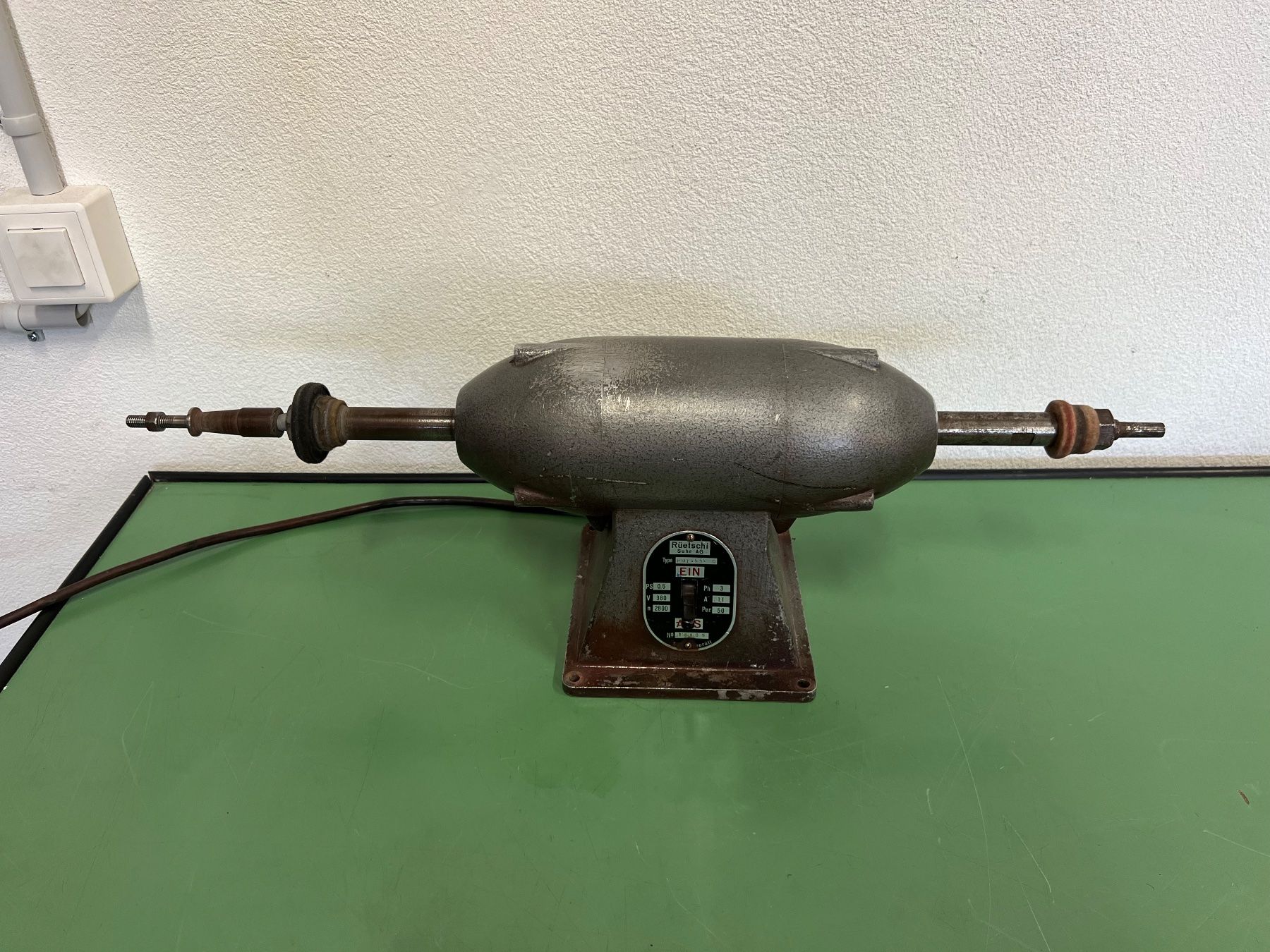 Tutte le macchine: Meuleuse Rüetschi – Usato da Aarberg venduto da SNMachines