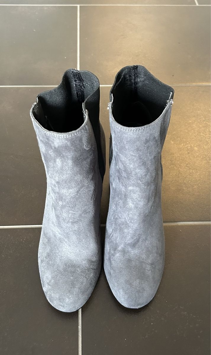 Scarpe da donna: Graue Wildleder Stiefeletten mit Absatz Gr. 37 – Nuovo (secondo la descrizione) da Au ZH venduto da ber_2mtp 1