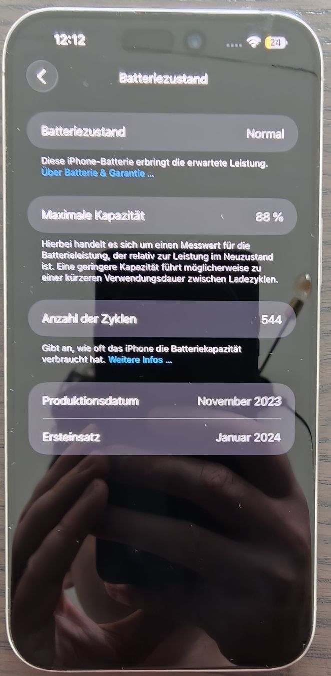 Apple Telefoni cellulari / Smartphones: iPhone 15 Pro Max, sehr guter Zustand  – Usato da Bern venduto da ConstantinH.