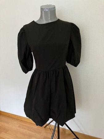 Robe noire d'été avec manches bouffantes, taille M