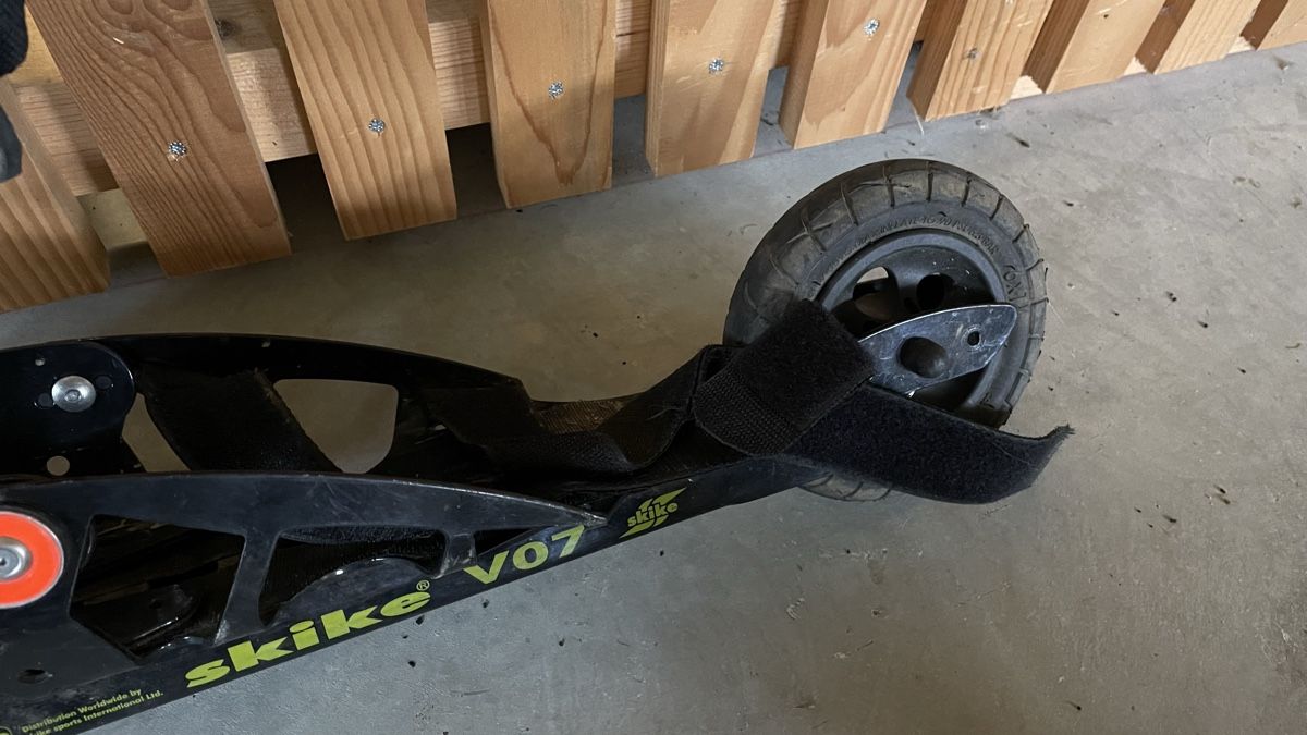 Sci: Skike V07 Plus + bâtons Leki + 2 roues neuves – Usato da Vuarrens venduto da Pipaps 3