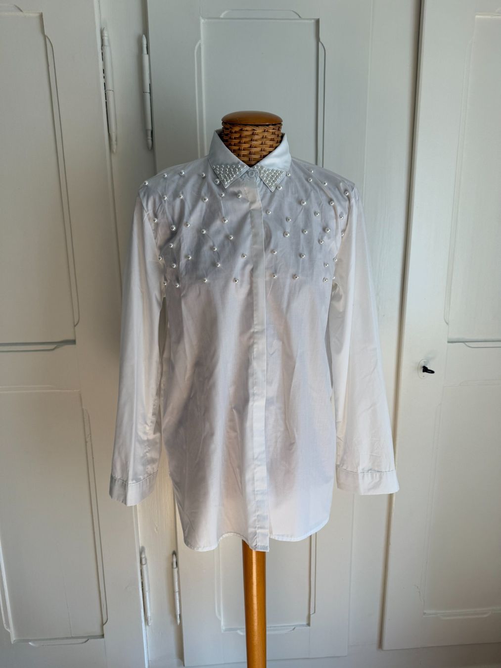 Chemisiers: Bluse weiss mit Perlen XL – D'occasion à Zürich par Diazaio