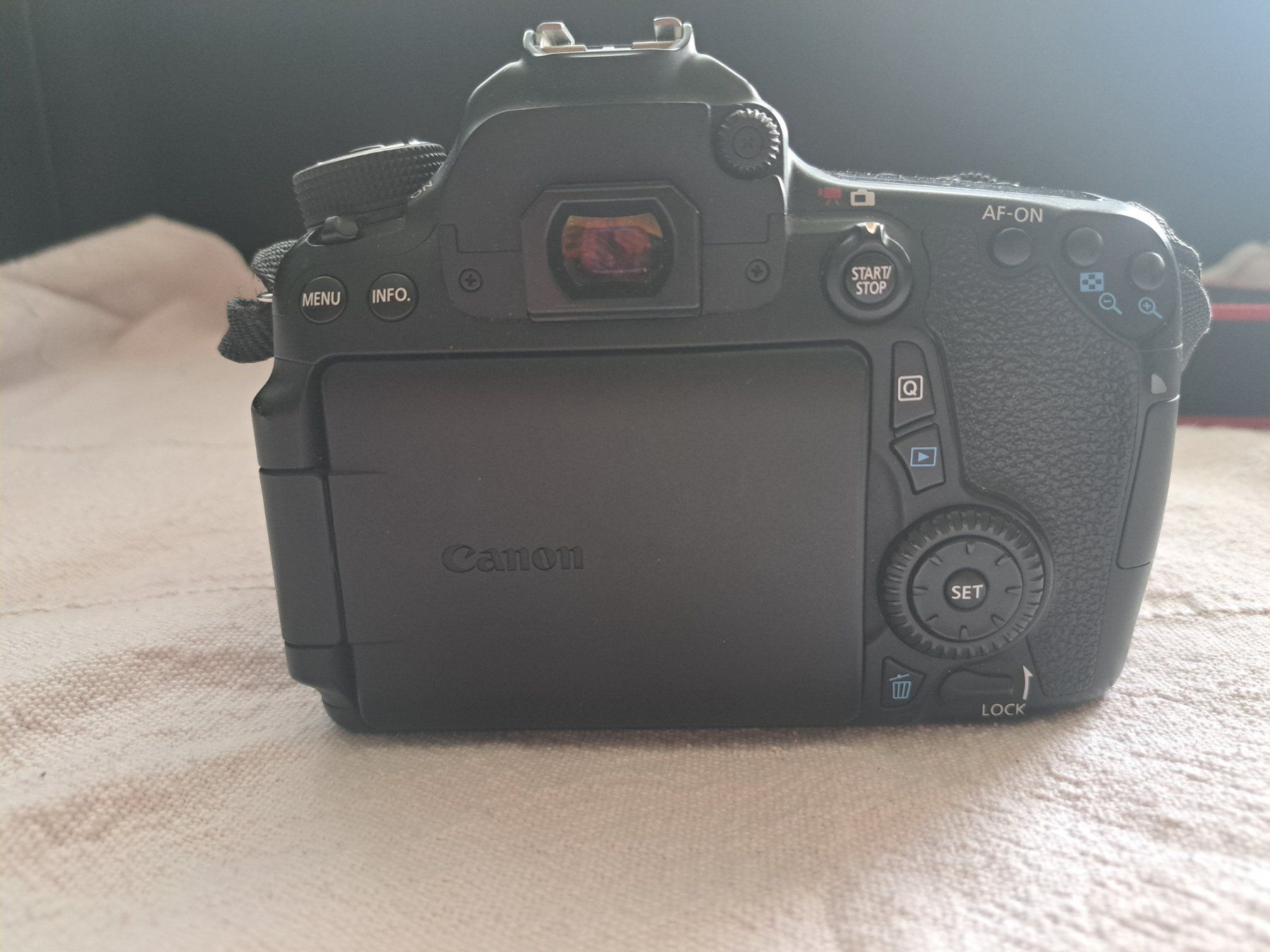 Canon Fotocamera: Canon EOS 70D 20.2MP DSLR - 18-135MM ZOOM LENS - CAMERA BAG – Usato da Lausanne venduto da Sunny_tape 4