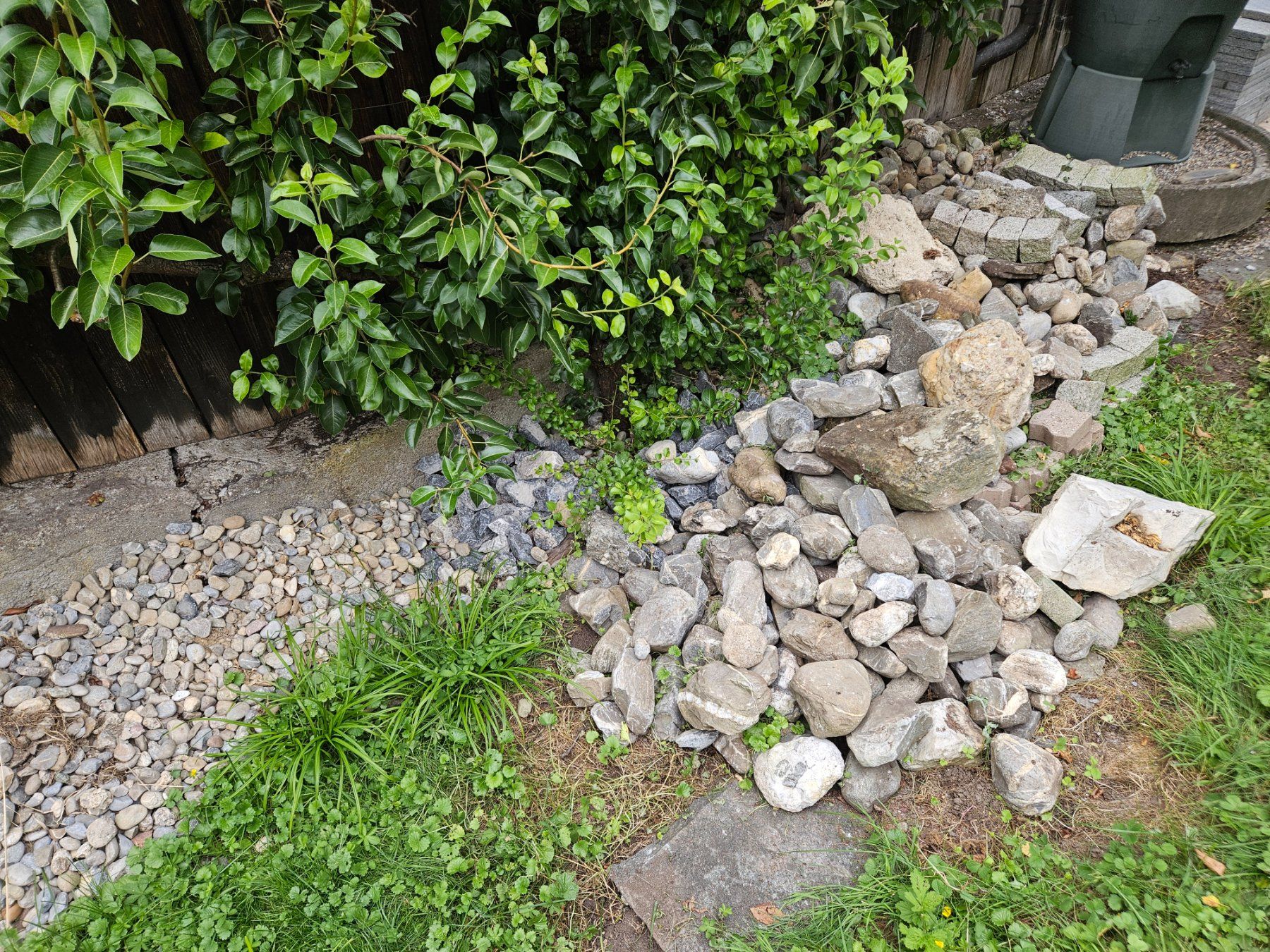 Pierres & tuiles: Steine/ Gartensteine kostenlos – D'occasion à Saland par Rose0109