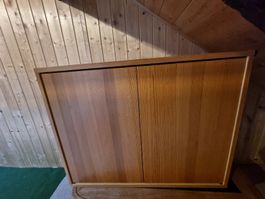 Holzmöbel Schrank mit zwei Türen, gut erhalten, CH-Qualität