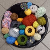 LOT AN 1 KILO *WOLL-/GARN - RESTEN*UNTERLAGE 40CM-DM/TIPTOP