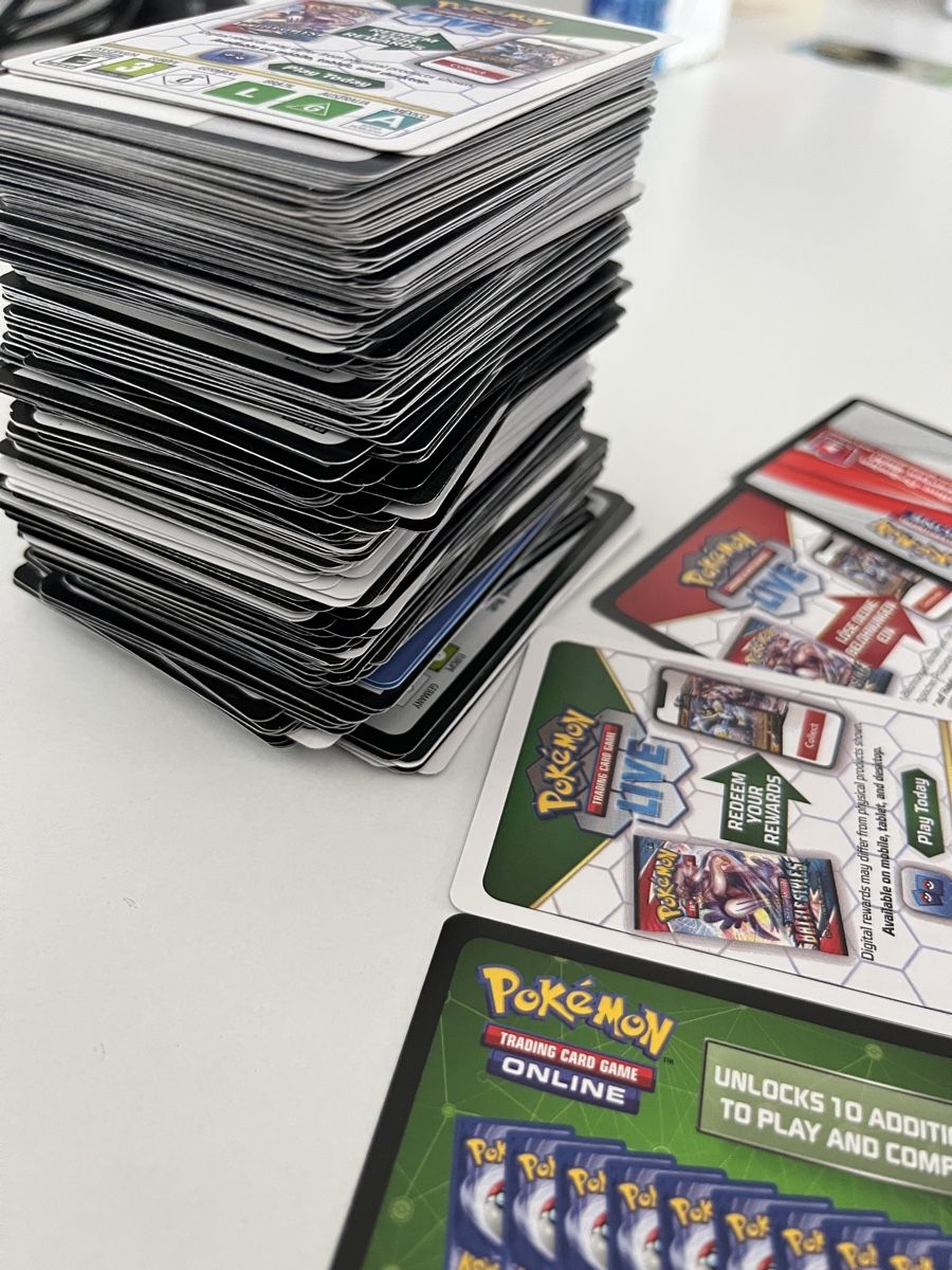Giochi: Über 300 Pokémon-TCG-Code-Karten – Nuovo (secondo la descrizione) da Frauenfeld venduto da LarsuuU 1