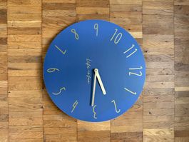 Wanduhr blau mit Goldaufschrift