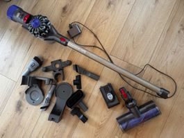 Aspirateur Dyson V8 avec chargeur, accessoires
