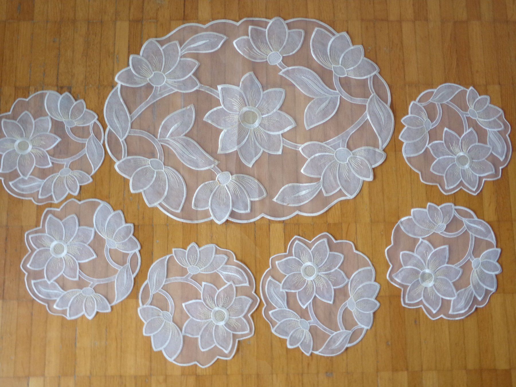 Sottobicchieri: Untersetzer beige mit Blumen  7 Stück – Usato da Winterthur venduto da Jessi_di