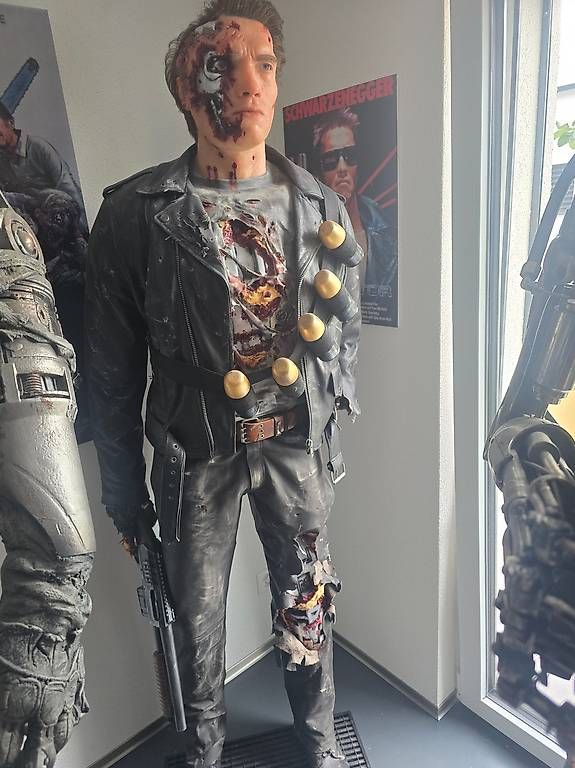 Statuette: Terminator 2 Arnold Schwarzenegger Lifesize 1:1 – Usato da Ermenswil venduto da Ingram0