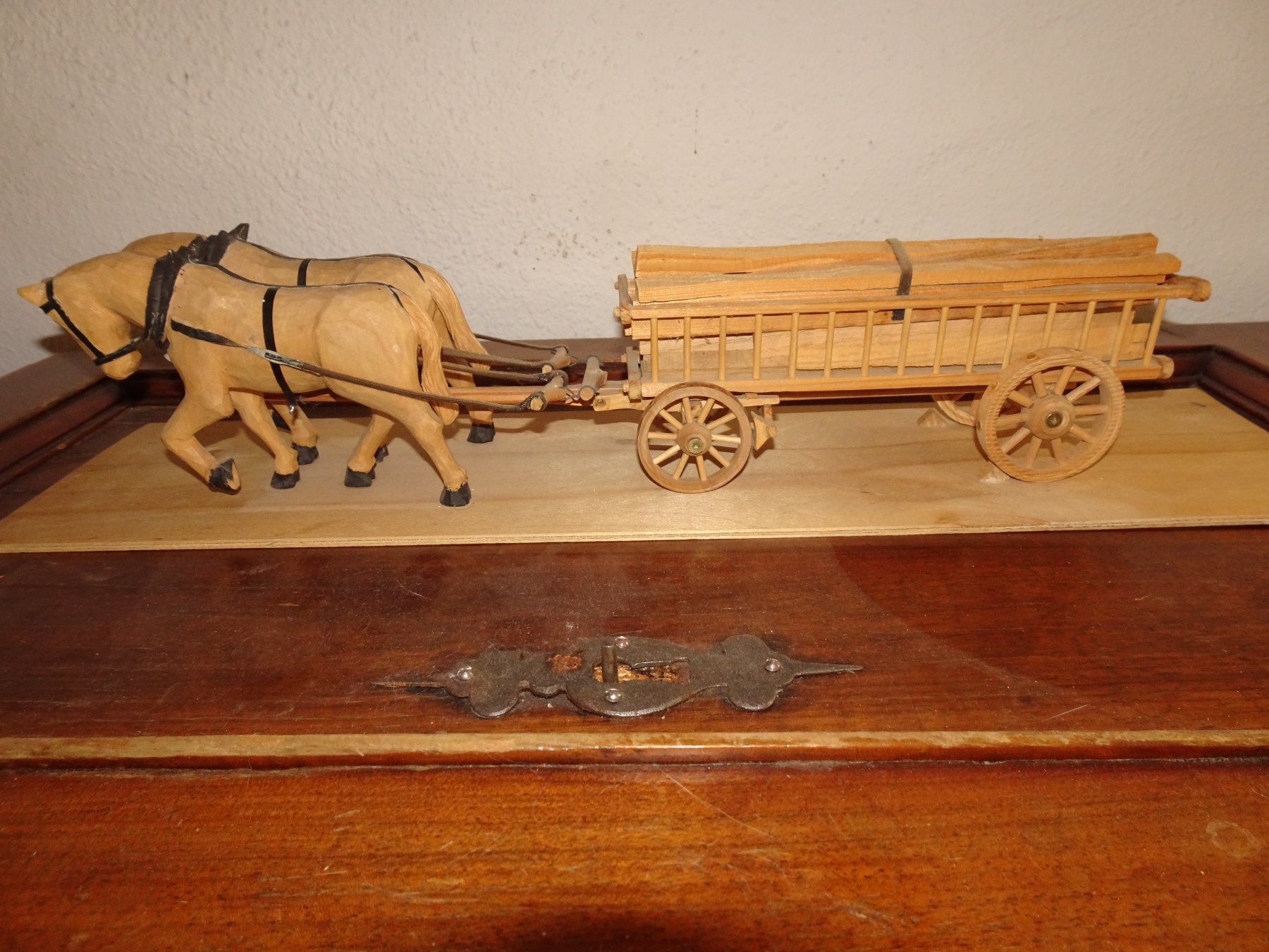 Statuette: Geschnitztes Pferdefuhrwerk – Usato da Stein AR venduto da Bienli4