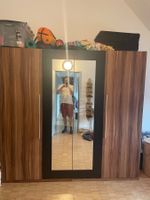 Kleiderschrank in Nussbaumoptik mit grossem Spiegel