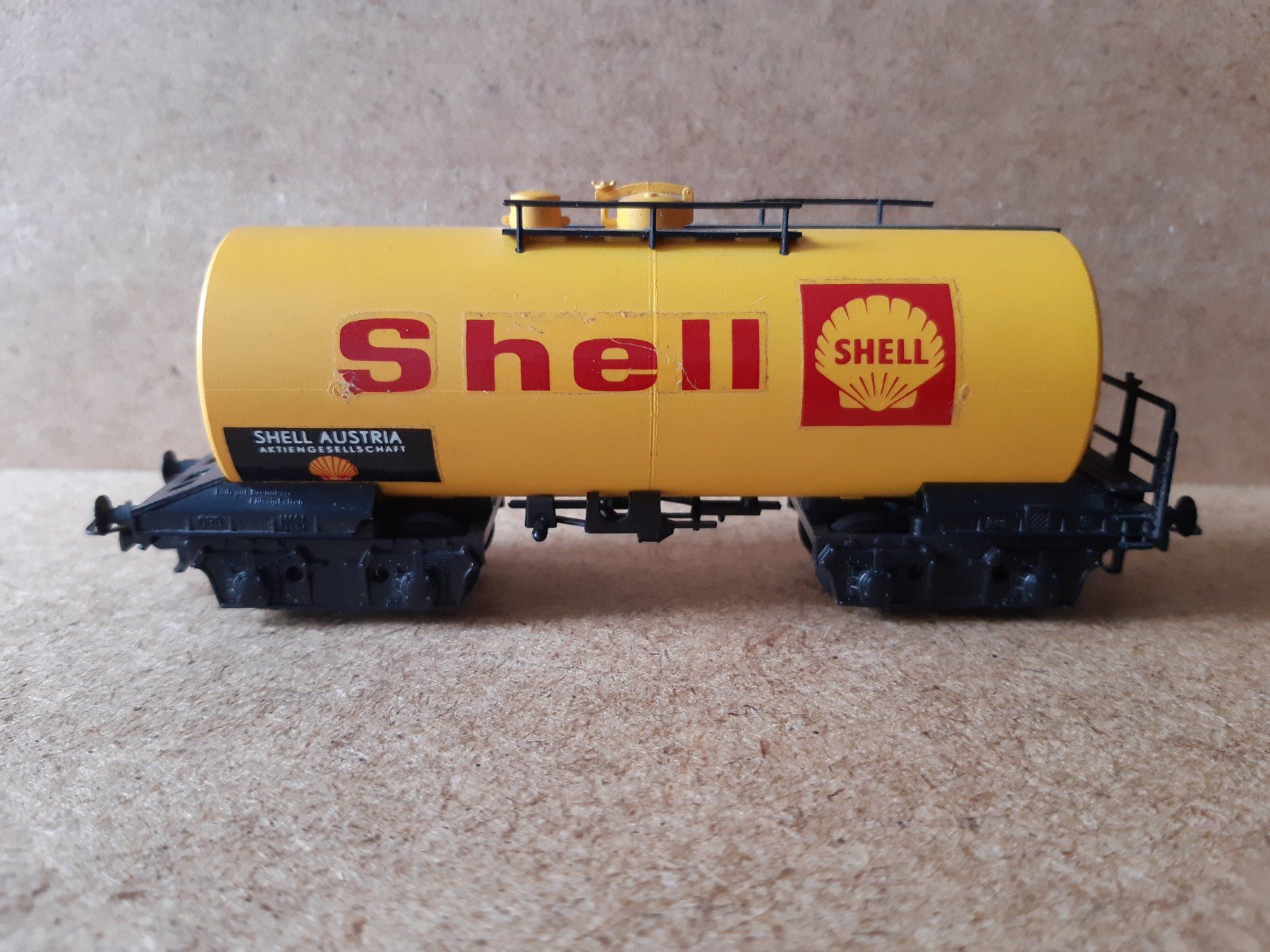 Kleinbahn Modellini di ferrovie: Kleinbahn 355 H0 GS Shell Austria Kesselwagen – Usato da Greifensee venduto da Lotofbits 1